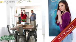 Arkadaşı ve Üvey Oğluyla Beraber Alışverişe Çıktılar Deneme Odasında Grup Seks Yaptılar